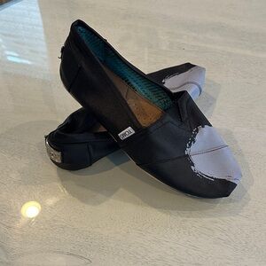 TOMS Women's Black and Gray Artistic Flats
